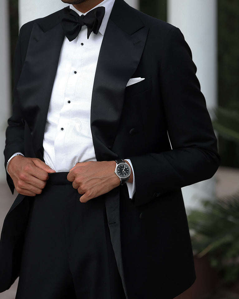 A round Automatic mens watch in Rhodium-plated 316L stainless from Waldor & Co. with black double-layered dial in copper. Curved mineral glass with anti-reflective coating. Miyota 9093 movement. Genuine leather strap. The model is Continual 39 Amalfi.