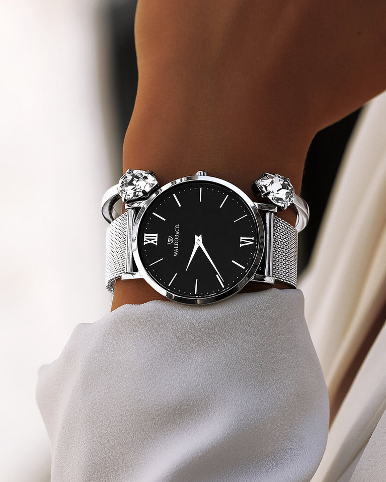  A polished stainless steel bangle in 14k gold from Waldor & Co. One size. The model is Crystal Bangle Polished.
