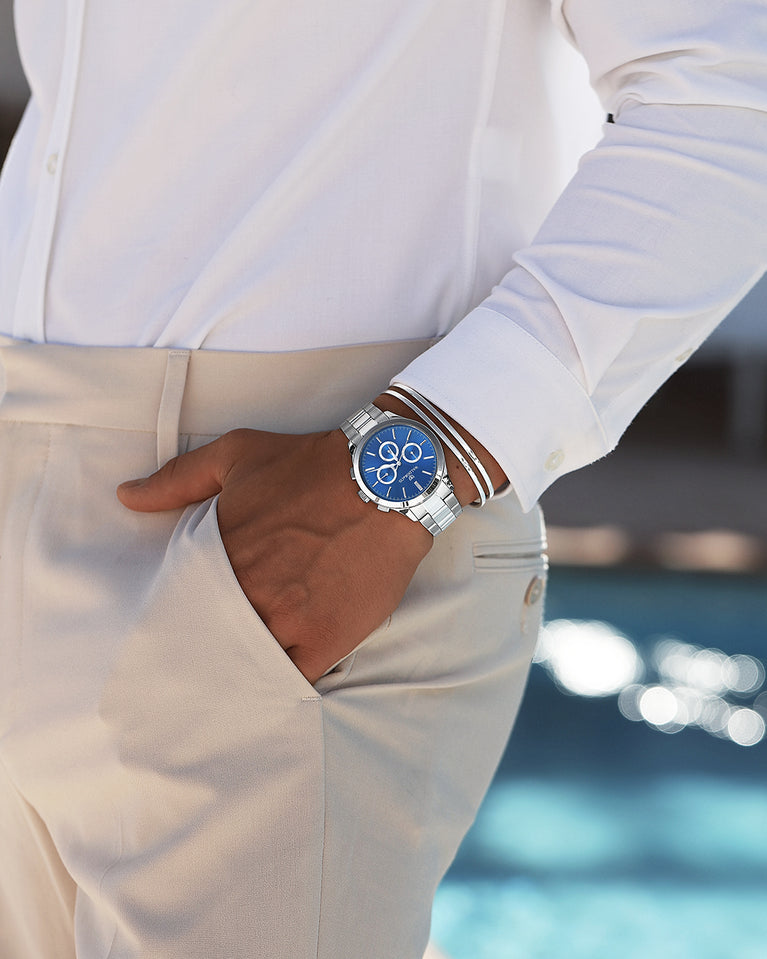 A round mens watch in rhodium-plated silver from Waldor & Co. with blue sunray dial and a second hand. Seiko movement. The model is Chrono 42 Capri 42mm.