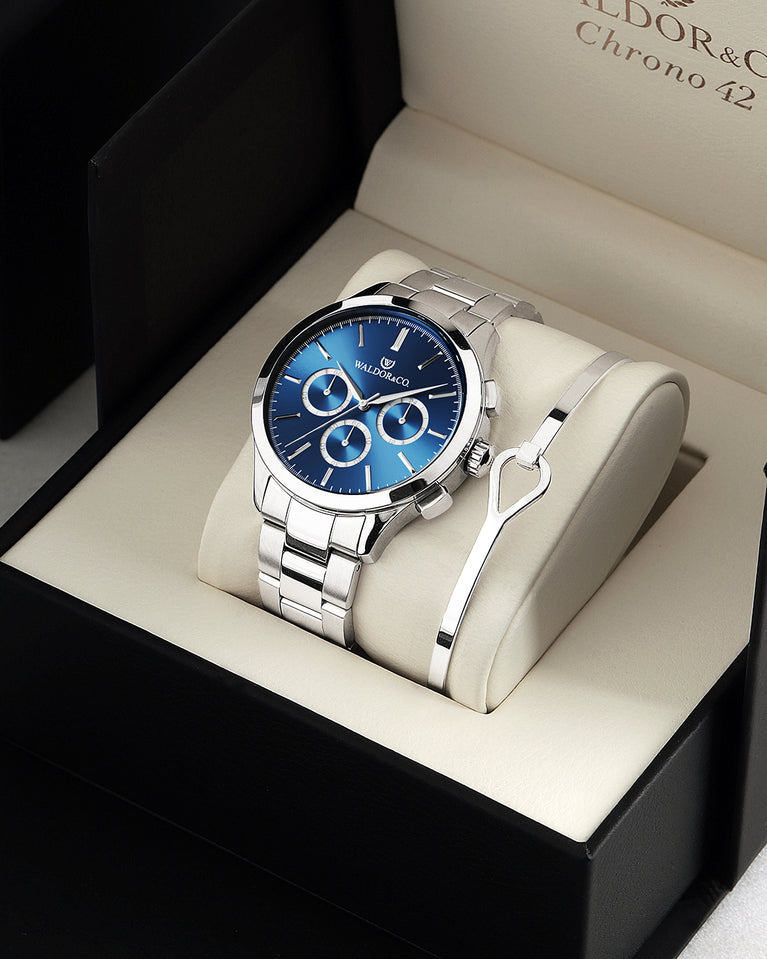 A round mens watch in rhodium-plated silver from Waldor & Co. with blue sunray dial and a second hand. Seiko movement. The model is Chrono 42 Capri 42mm.