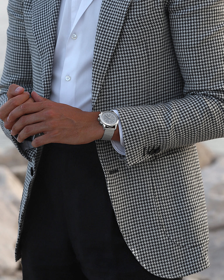 A round mens watch in rhodium-plated silver from Waldor & Co. with grey dial in brass. Seiko movement. The model is Chrono 39 Cinque Terre. 39mm