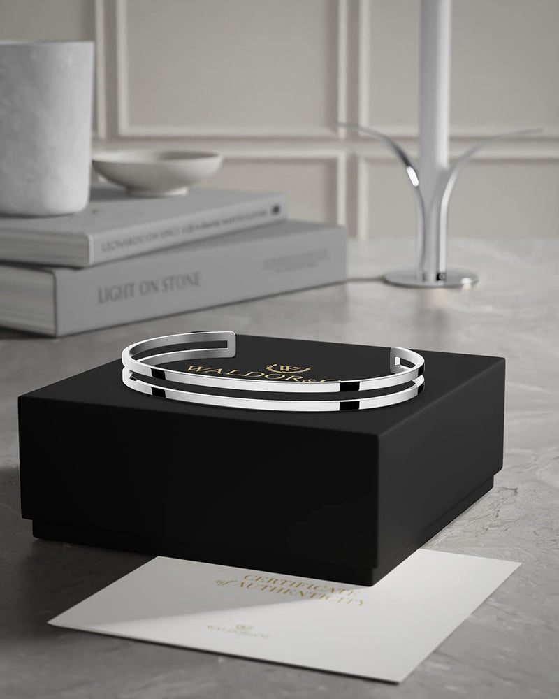  A Bangle in polished silver 316L stainless steel from Waldor & Co. One size. The model is Dual Bangle Polished.