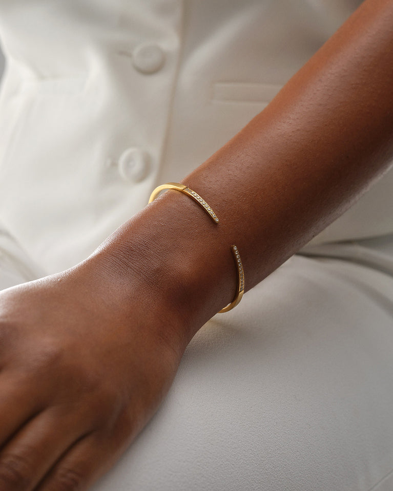 A Bangle in 14k gold plated 316L stainless steel from Waldor & Co. One size. The model is Acme Bangle Polished.