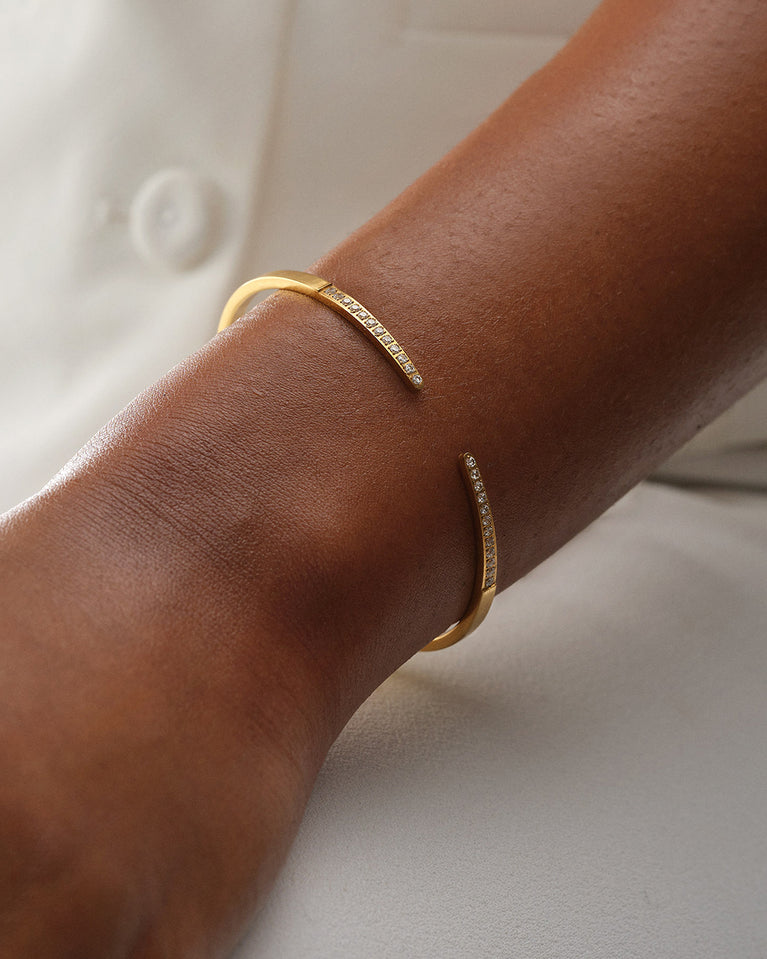  A Bangle in 14k gold plated 316L stainless steel from Waldor & Co. One size. The model is Acme Bangle Polished.