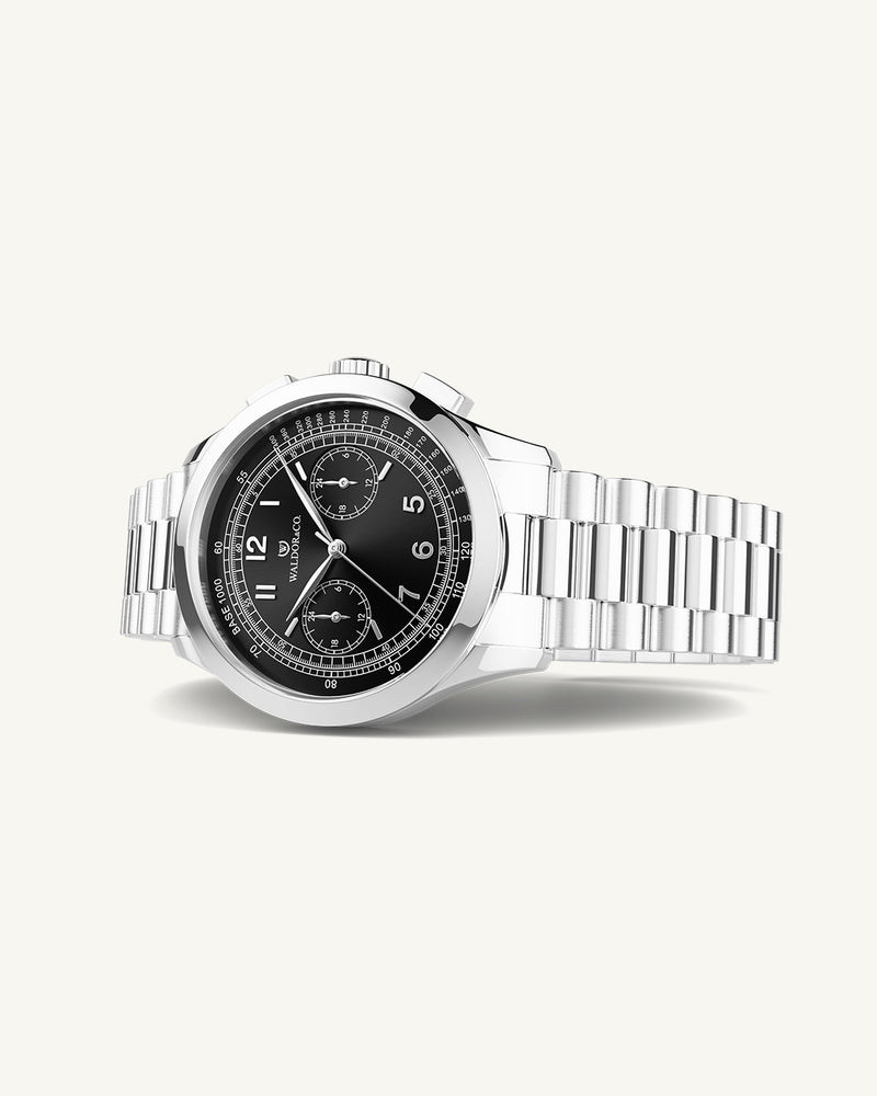 A round mens watch in rhodium-plated silver from Waldor & Co. with black sunray dial and a second hand. Seiko movement. The model is Chrono 39 Porto Cervo.