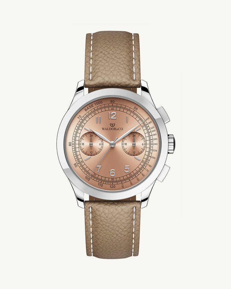 A round mens watch in Rhodium-plated 316L stainless steel with from Waldor & Co. with Salmon sunray dial in brass sunray and a second hand. Seiko movement. Genuine leather strap. The model is Chrono 39 Porto Cervo Ltd. Edition.
