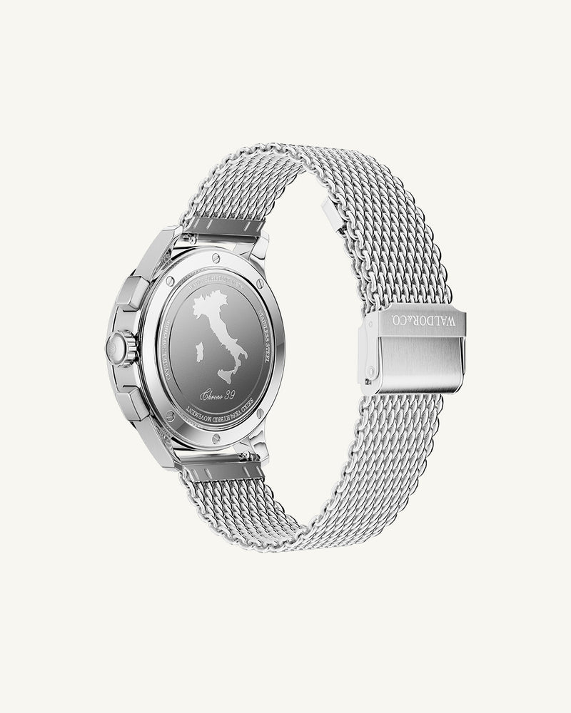 A round mens watch in rhodium-plated silver from Waldor & Co. with white sunray dial and a second hand. Seiko movement. The model is Chrono 39 Sardinia 39mm.