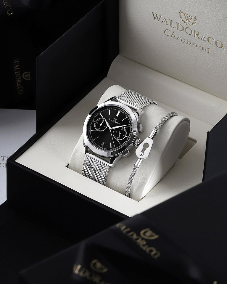 A round mens watch in rhodium-plated silver from Waldor & Co. with silver sunray dial and a second hand. Seiko movement. The model is Chrono 44 Sardinia 44mm.