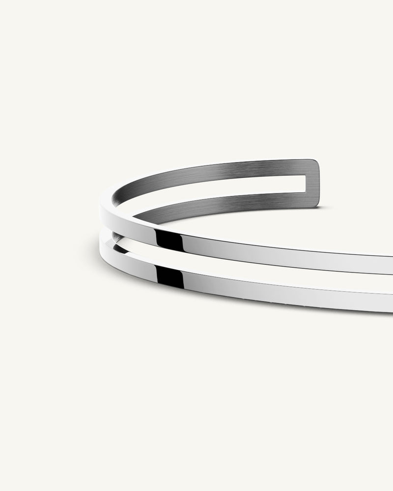  A Bangle in polished silver 316L stainless steel from Waldor & Co. One size. The model is Dual Bangle Polished.