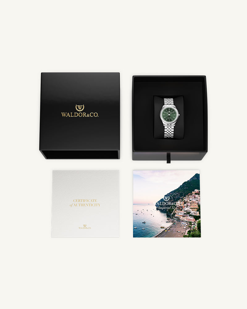 A round womens watch in silver from Waldor & Co. with green sunray dial and a second hand. Seiko movement. The model is Imperial 32 Positano 32mm.