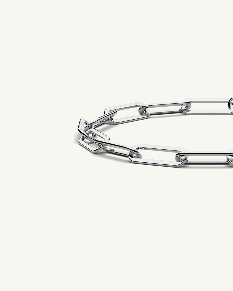 A Chain Bracelet in Silver Polished Stainless Steel from Waldor & Co. The model is Mirihi Chain Polished Silver
