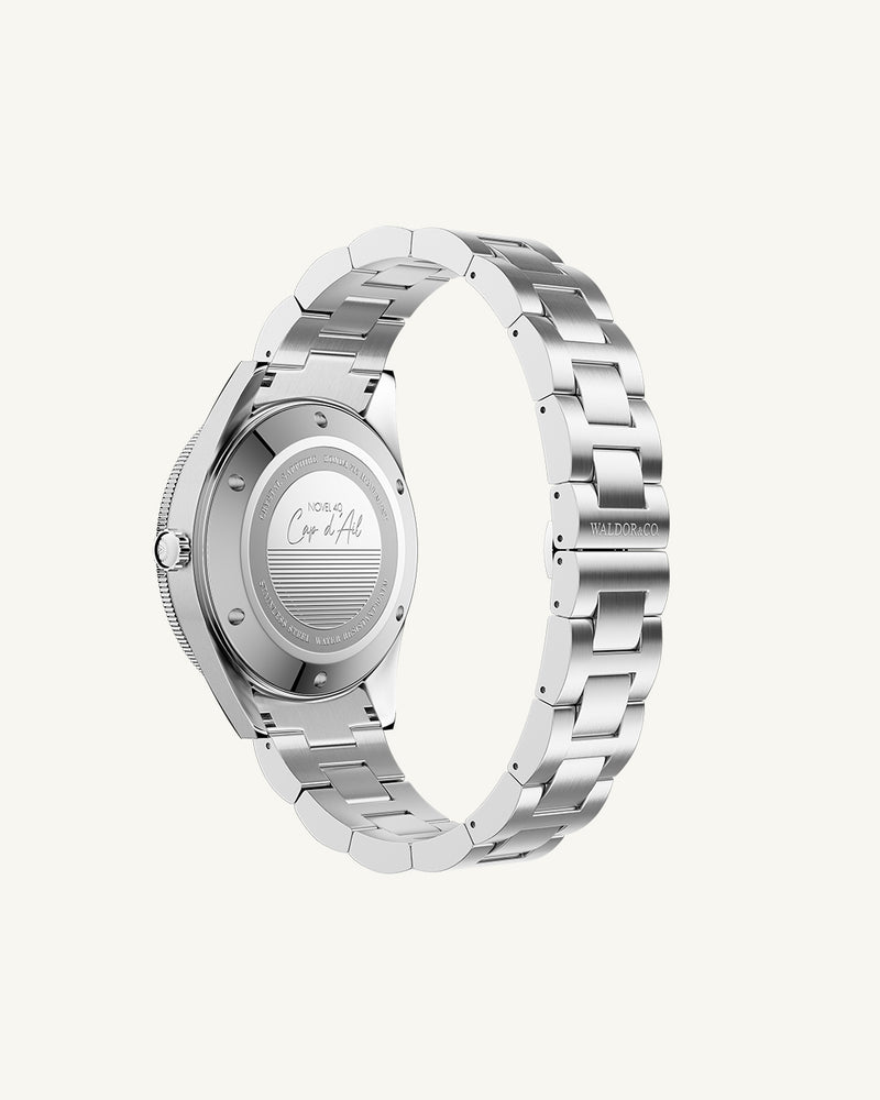 A round mens watch in Rhodium-plated 316L stainless steel from Waldor & Co. with Blue dial in brass with a rotating bezel. Applied indices, luminous hands. Ronda 715. The model is Novel 40 Cap d’Ail 40mm.