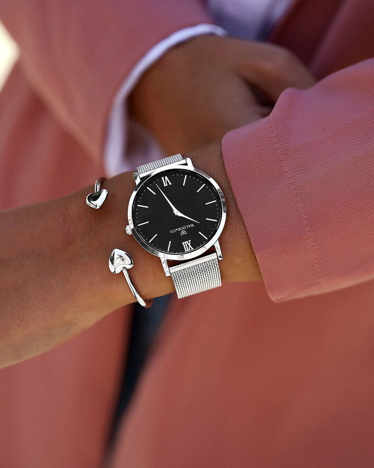 A round watch in silver from Waldor & Co. with black dial. Seiko movement. The model is Original 36 Côte d'Azur 40mm.