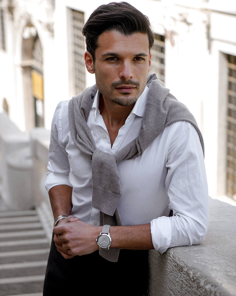 A round mens watch in rhodium-plated silver from Waldor & Co. with grey dial in brass. Seiko movement. The model is Chrono 39 Cinque Terre. 39mm
