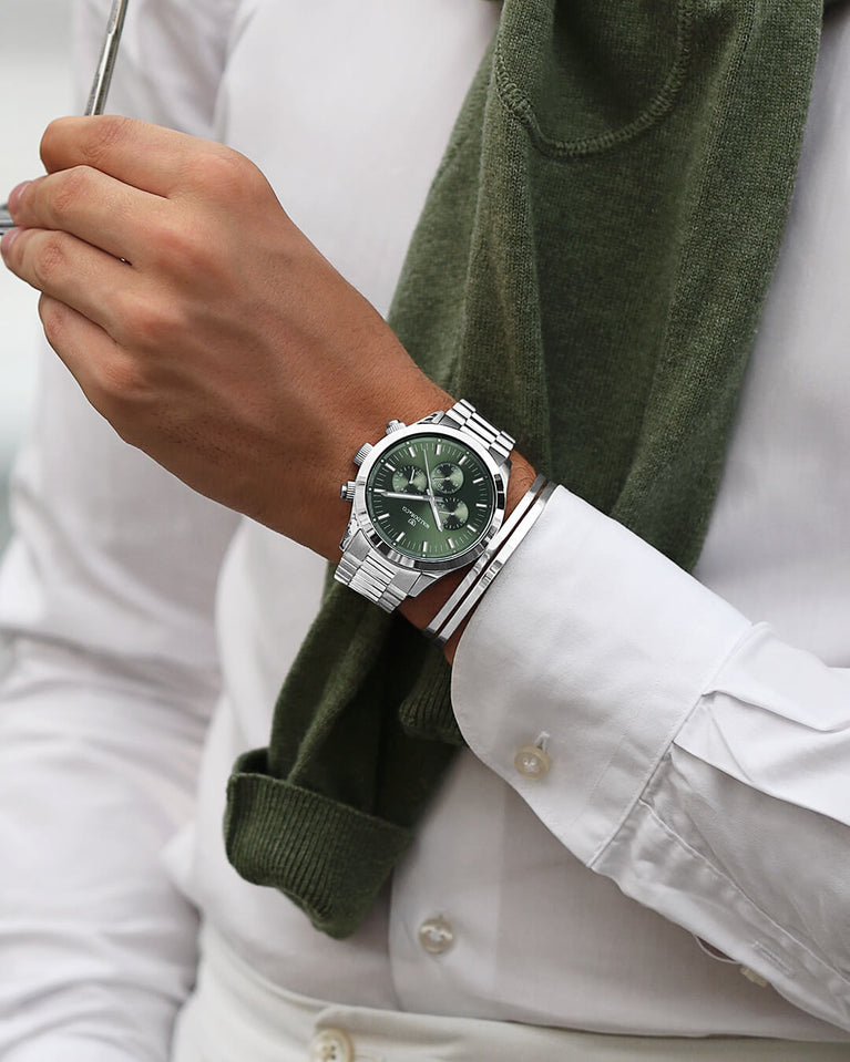 A round mens watch in rhodium-plated silver from Waldor & Co. with green sunray dial and a second hand. Seiko movement. The model is Chrono 44 Como 44mm.