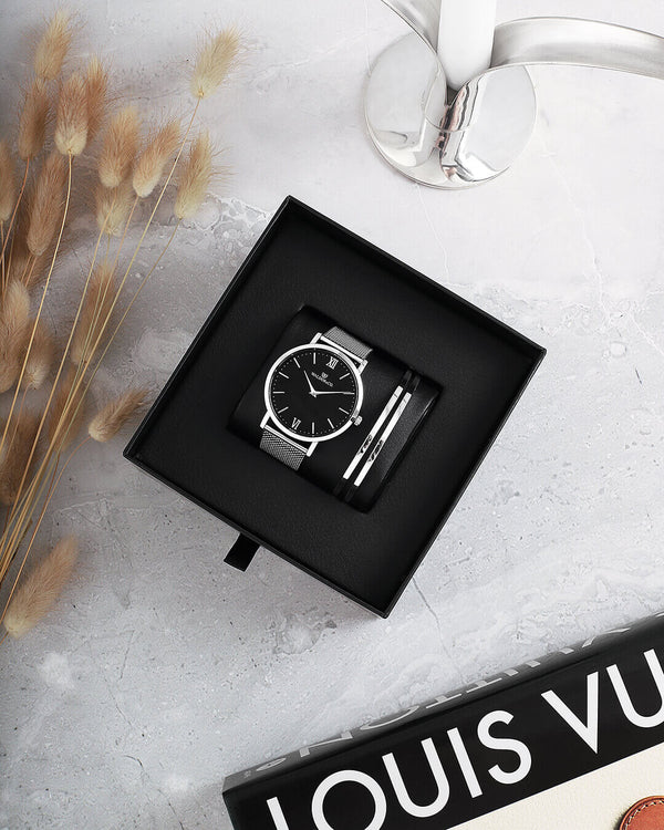 A round watch in silver from Waldor & Co. with black dial. Seiko movement. The model is Original 36 Côte d'Azur 40mm.