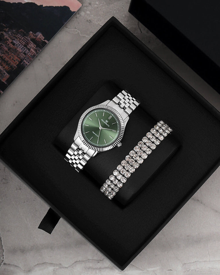 A round womens watch in silver from Waldor & Co. with green sunray dial and a second hand. Seiko movement. The model is Imperial 32 Positano 32mm.