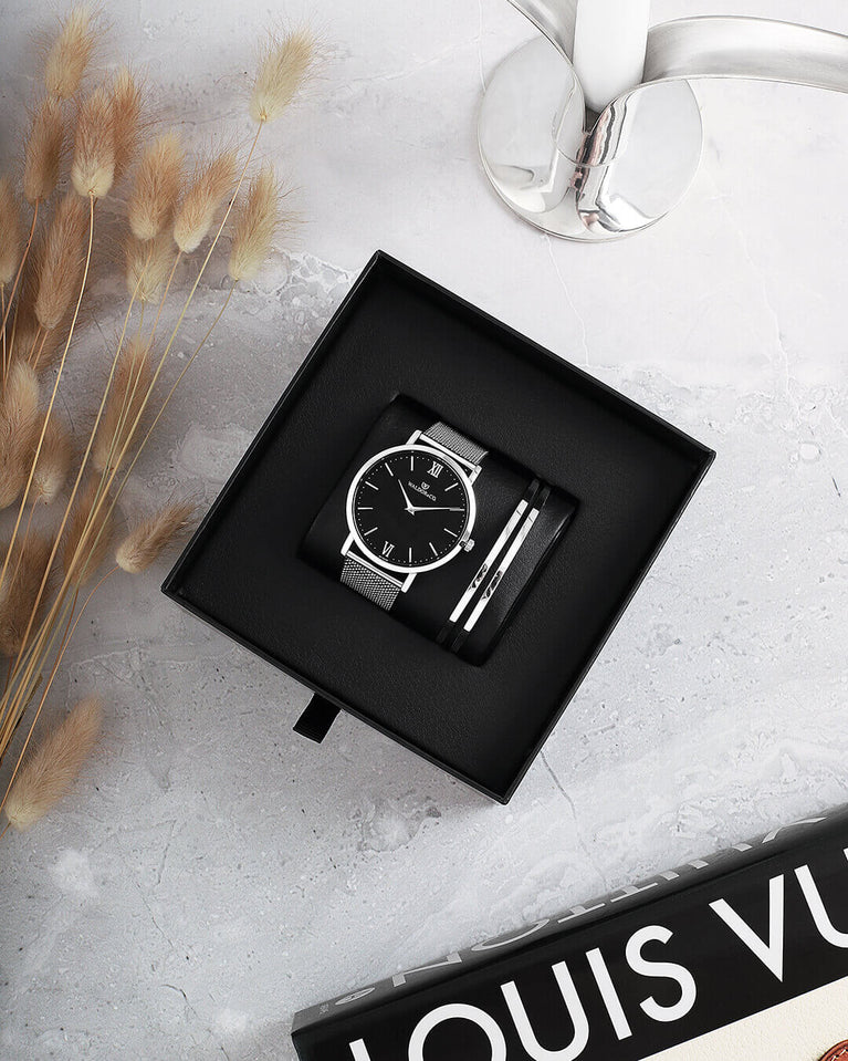 A round watch in silver from Waldor & Co. with black dial. Seiko movement. The model is Original 40 Côte d'Azur 40mm.