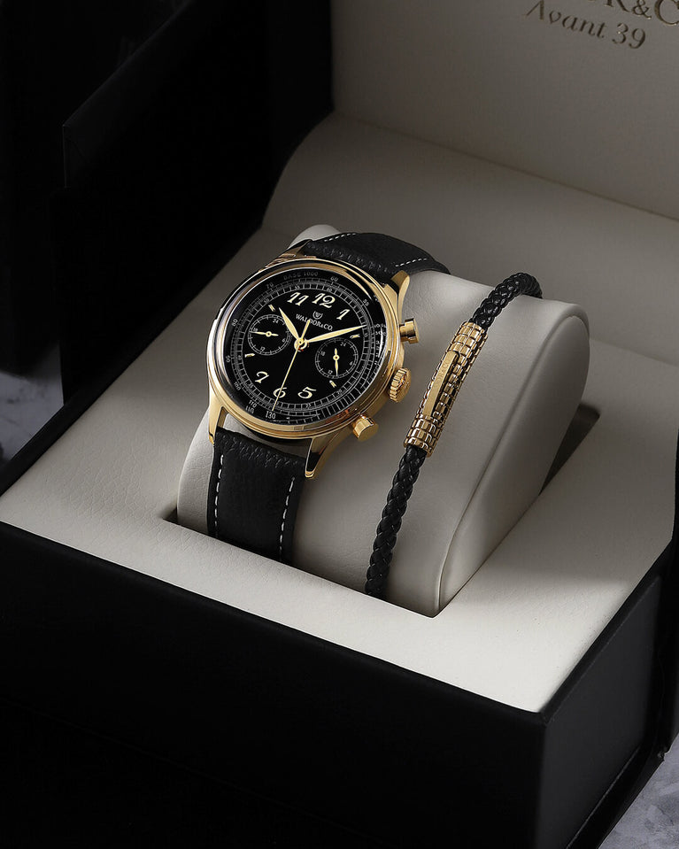 A round mens watch in 14K gold-plated 316L stainless steel from Waldor & Co. with black sunray dial. Curved mineral glass with 5 layers anti-reflective coating. Seiko VD32 movement. Genuine leather strap. The model is Avant 39 Eze.