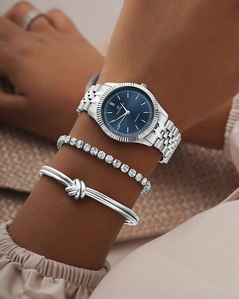 A round womens watch in silver from Waldor & Co. with blue sunray dial and a second hand. Seiko movement. The model is Imperial 32 Positano 32mm.
