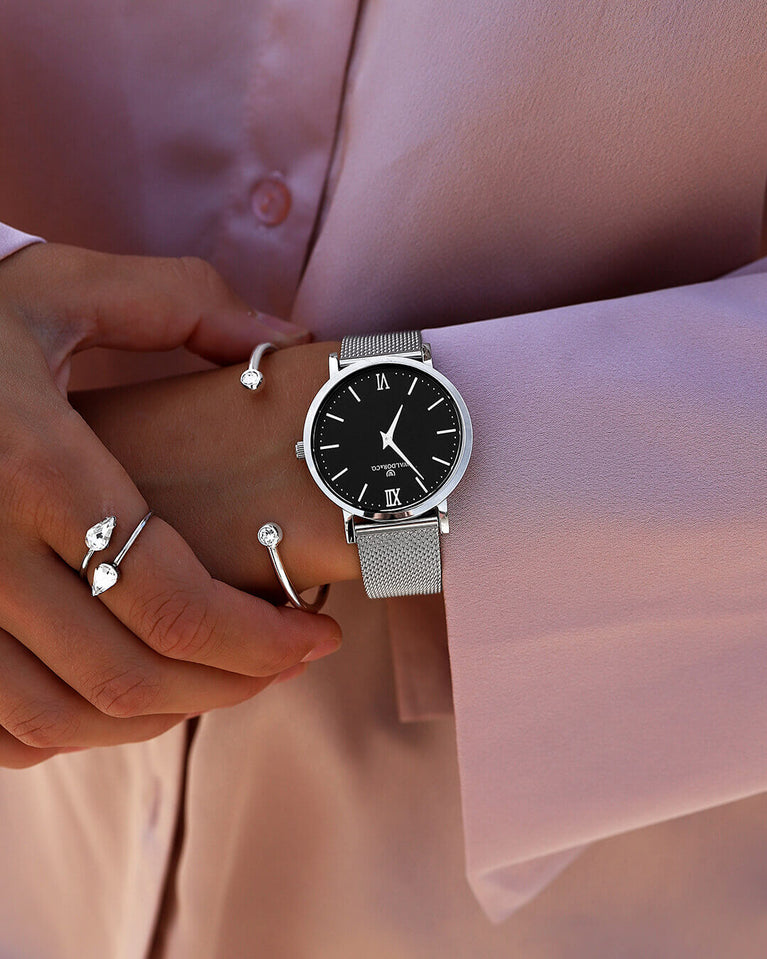 A round watch in silver from Waldor & Co. with black dial. Seiko movement. The model is Original 36 Côte d'Azur 40mm.