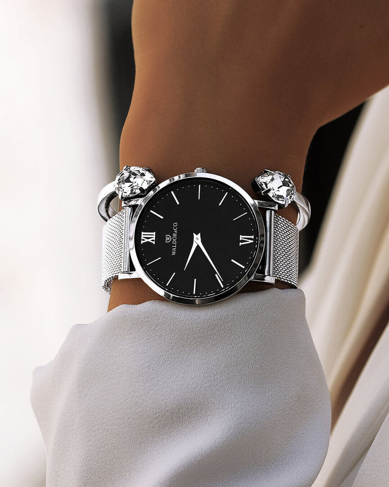 A round watch in silver from Waldor & Co. with black dial. Seiko movement. The model is Original 40 Côte d'Azur 40mm.