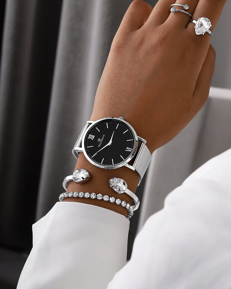 A round watch in silver from Waldor & Co. with black dial. Seiko movement. The model is Original 40 Côte d'Azur 40mm.